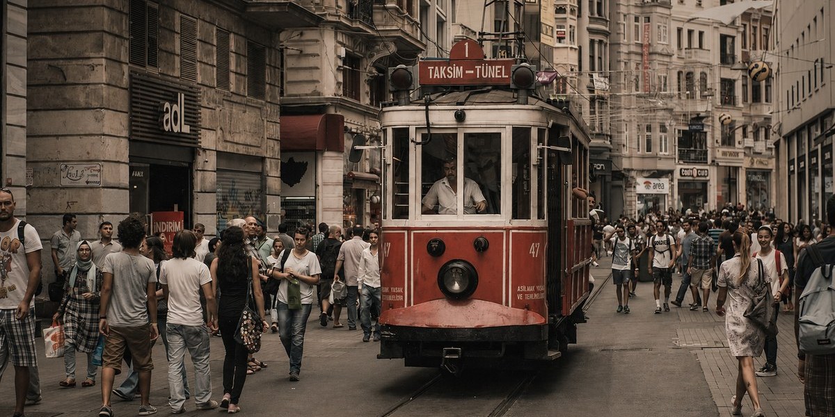 Türkiye oturma izni — İstiklal Caddesi tramvay, Türkiye'de yabancı yaşamı